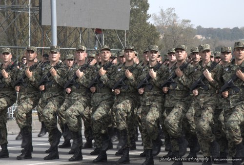 1920px-Military_Parade_Belgrade_2014_-_Serbian_Soldiers_with_Russian_Knights_-_The_Swifts_(16021305159)